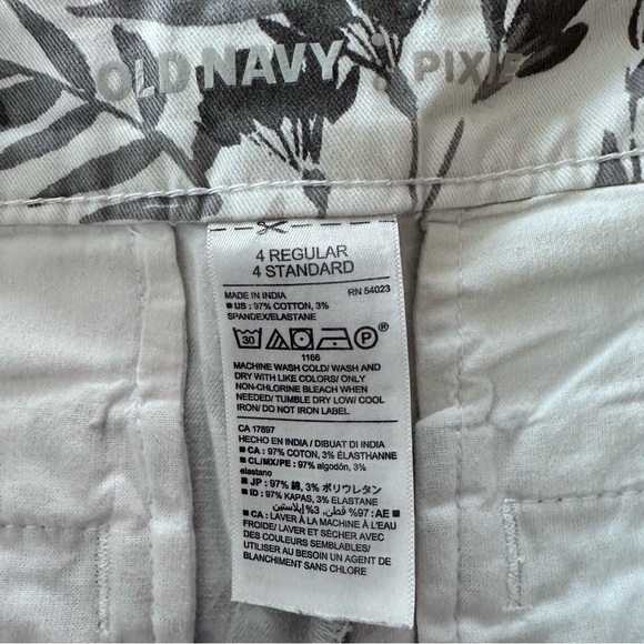 Old Navy-pixie short, floral pattern in gray - Picture 4 of 6